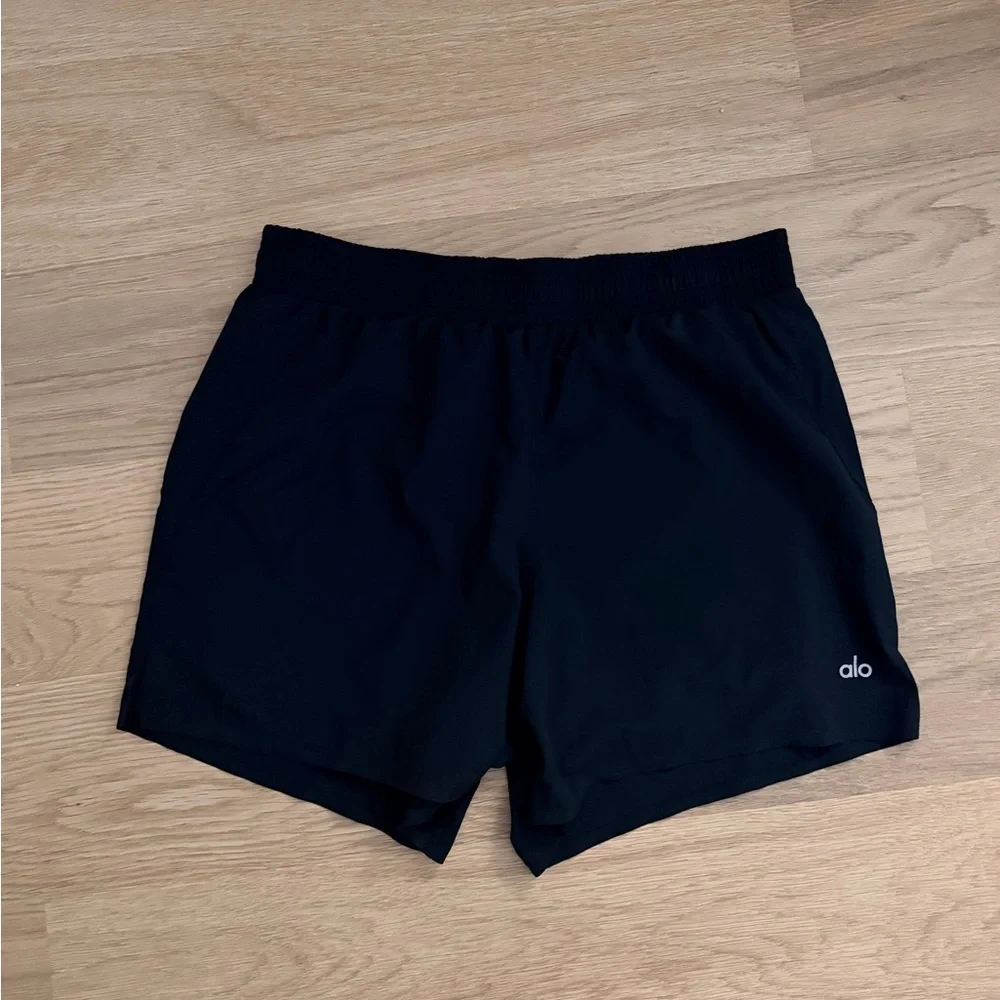 ALO Yoga Men’s Black Shorts - Picture 3 of 3